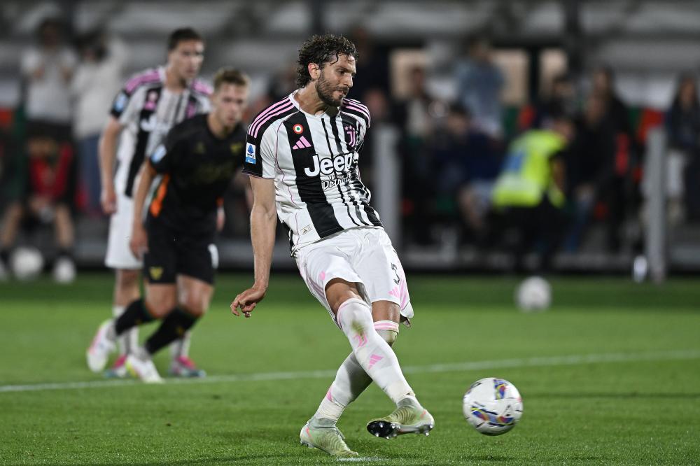 记者：泰山不会放弃成绩搞年轻化，韩鹏明年是否执教还没定